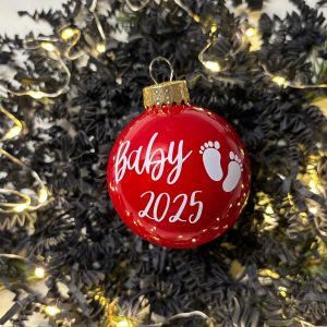 Personalisierte Weihnachtskugel – Rot mit weißer Schrift (5,7 cm)